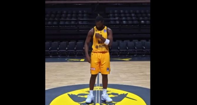 Τα αποκαλυπτήρια της εντός έδρας εμφάνισης της Βασίλισσας (VIDEO) Τα αποκαλυπτήρια της εντός έδρας εμφάνισης της Βασίλισσας (VIDEO)