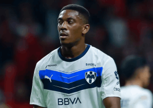 Στα κάγκελα για Μαρσιάλ: «Φοράει ανάποδα τα παπούτσια του, έχει ρακέτες στα πόδια του»