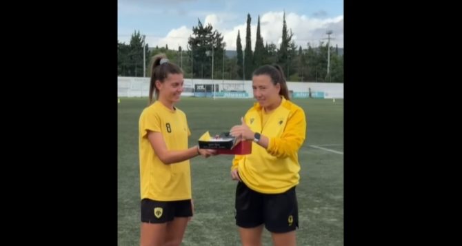 Τα χρόνια πολλά της ΑΕΚ στην Δέσποινα Χατζηνικολάου (VIDEO)