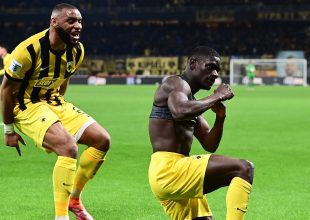 Κεφαλιά-κανονιά του Ζίνι για το 1-0 της ΑΕΚ – Αφιέρωσε το γκολ στον Πιερό (ΦΩΤΟ)