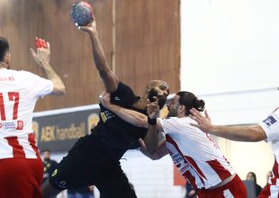 ΑΕΚ-Ολυμπιακός: Με τη βοήθεια της  διαιτησίας κατάφερε να μείνει στο ματς ο Ολυμπιακός