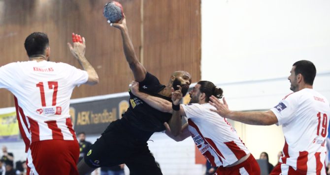 ΑΕΚ-Ολυμπιακός: Με τη βοήθεια της  διαιτησίας κατάφερε να μείνει στο ματς ο Ολυμπιακός