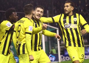 Πέντε γκολ, δύο κόκκινες και φινάλε θρίλερ – Έτσι πέρασε η ΑΕΚ από τη Λεωφόρο (HIGHLIGHTS)