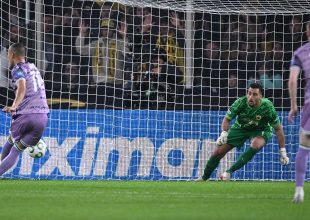 ΑΕΚ – Σάμροκ: Το ανύπαρκτο πέναλτι με το οποίο άνοιξαν το σκορ οι Ιρλανδοί (VIDEO)