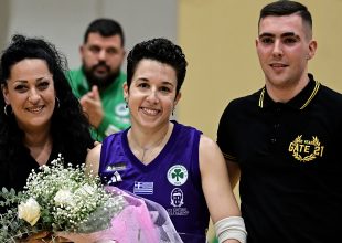 Η ΑΕΚ παρέδωσε ανθοδέσμη στη νικήτρια της ζωής Πέννυ Ρόγκα (VIDEO)
