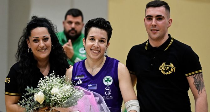 Η ΑΕΚ παρέδωσε ανθοδέσμη στη νικήτρια της ζωής Πέννυ Ρόγκα (VIDEO) Η ΑΕΚ παρέδωσε ανθοδέσμη στη νικήτρια της ζωής Πέννυ Ρόγκα (VIDEO)