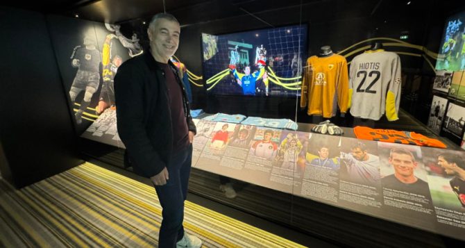 Ο Ηλίας Ατματσίδης στο Μουσείο Ιστορίας της ΑΕΚ (ΦΩΤΟ) Ο Ηλίας Ατματσίδης στο Μουσείο Ιστορίας της ΑΕΚ (ΦΩΤΟ)