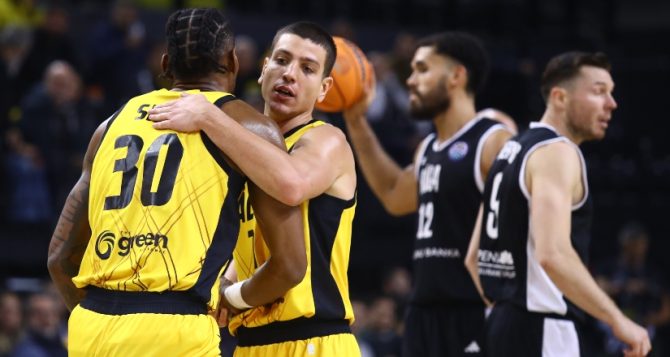 Επικίνδυνη έξοδος για τη Βασίλισσα στο Μαρούσι Επικίνδυνη έξοδος για τη Βασίλισσα στο Μαρούσι