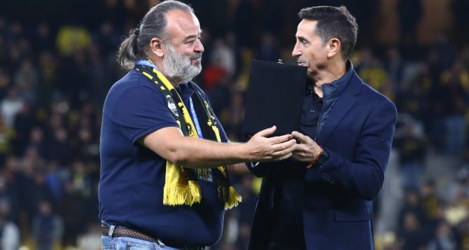 Η βράβευση του Μανόλο Χιμένεθ από τον Μάριο Ηλιόπουλο (VID)