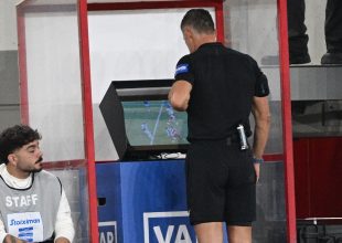 Σόου Σιδηρόπουλου-Τζήλου για να προηγηθεί ο Ολυμπιακός με ανύπαρκτο πέναλτι!