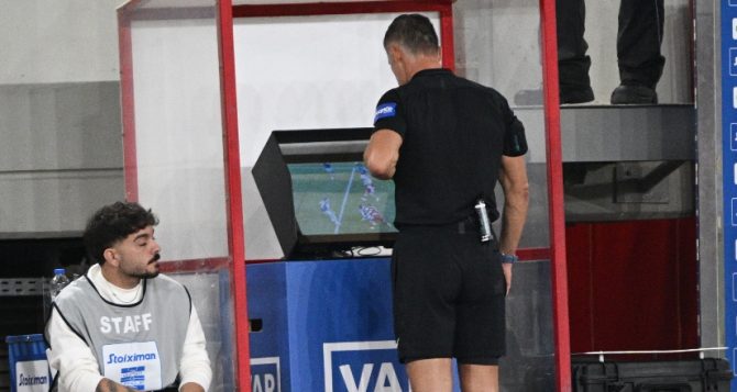 Σόου Σιδηρόπουλου-Τζήλου για να προηγηθεί ο Ολυμπιακός με ανύπαρκτο πέναλτι!