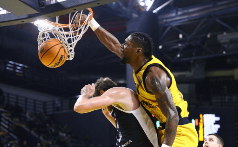 Κάρφωμα του Σίλβα για κάδρο στο… Λούβρο και η σπόντα του BCL (VID)