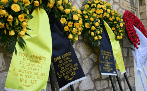 Εστείλαν στεφάνια η ΑΕΚ και ο Ηλιόπουλος στην κηδεία του Αλέκου Φλαμπουράρη