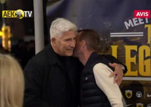 Η μοναδική στιγμή στη Νέα Φιλαδέλφεια την ώρα που η ΑΕΚ τίμησε τον θρύλο Τόνι Σαβέβσκι