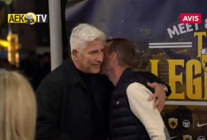 Η μοναδική στιγμή στη Νέα Φιλαδέλφεια την ώρα που η ΑΕΚ τίμησε τον θρύλο Τόνι Σαβέβσκι Η μοναδική στιγμή στη Νέα Φιλαδέλφεια την ώρα που η ΑΕΚ τίμησε τον θρύλο Τόνι Σαβέβσκι