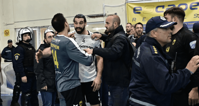 Προκλητικές χειρονομίες από τον ΠΑΟΚ – Ο κόσμος της ΑΕΚ στάθηκε στο ύψος του