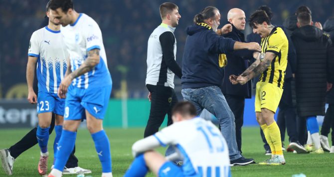 Απαρηγόρητοι στην Κραϊόβα: «Δύσκολο να αποδεχτείς όσα έγιναν χθες βράδυ» Απαρηγόρητοι στην Κραϊόβα: «Δύσκολο να αποδεχτείς όσα έγιναν χθες βράδυ»