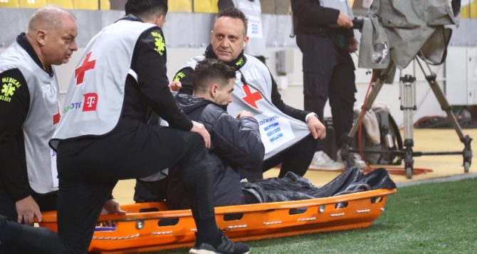 Απίστευτος Γκατσίνοβιτς: Ζήτησε να δει το πέναλτι του Γιόβιτς και μετά να αποχωρήσει με το φορείο