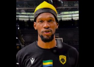 Οι Χριστουγεννιάτικες ευχές της «Βασίλισσας» σε… 6 Γλώσσες (vid)