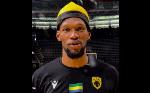 Οι Χριστουγεννιάτικες ευχές της «Βασίλισσας» σε… 6 Γλώσσες (vid)