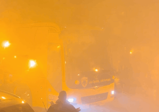 Έκαναν τη νύχτα-μέρα: Ο κόσμος της ΑΕΚ υποδέχτηκε με καπνογόνα την αποστολή (VID)