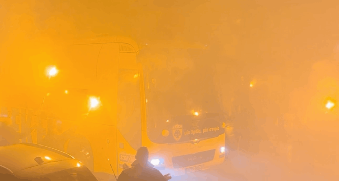 Έκαναν τη νύχτα-μέρα: Ο κόσμος της ΑΕΚ υποδέχτηκε με καπνογόνα την αποστολή (VID)