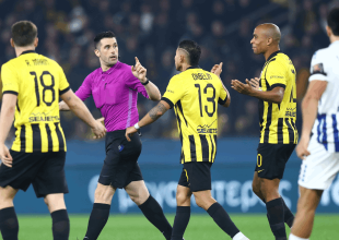 Χέρι του Ζοάο Μάριο, είδε ο Ζαμπάλας και σφύριξε φάουλ