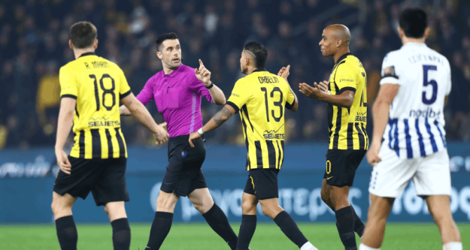 Χέρι του Ζοάο Μάριο, είδε ο Ζαμπάλας και σφύριξε φάουλ