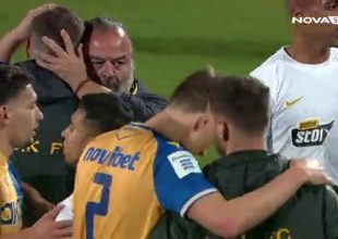 Αστέρας-ΑΕΚ: Ο Μάριος Ηλιόπουλος στο τερέν, αγκαλιάζει τους παίκτες (VIDEO)