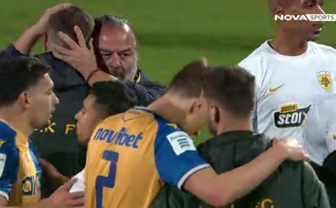 Αστέρας-ΑΕΚ: Ο Μάριος Ηλιόπουλος στο τερέν, αγκαλιάζει τους παίκτες (VIDEO)