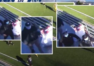 Video: Η στιγμή που χούλιγκαν μπαίνουν και τραμπουκίζουν φωνάζοντας «Ολυμπιακός»