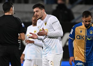 Ο αντίπαλος έλεγε «δεν με ακούμπησε» κι ο Ευαγγέλου έδειχνε κάρτα στον Γιόβιτς (VID)