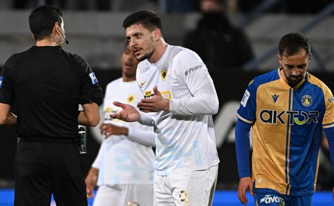 Ο αντίπαλος έλεγε «δεν με ακούμπησε» κι ο Ευαγγέλου έδειχνε κάρτα στον Γιόβιτς (VID)