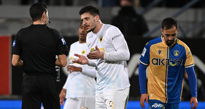 Ο αντίπαλος έλεγε «δεν με ακούμπησε» κι ο Ευαγγέλου έδειχνε κάρτα στον Γιόβιτς (VID)