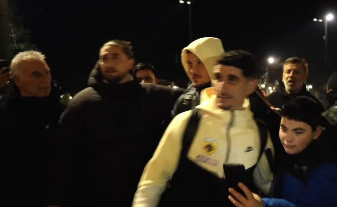 Τρομερή υποδοχή στην Τρίπολη για την ΑΕΚ (VID) Τρομερή υποδοχή στην Τρίπολη για την ΑΕΚ (VID)