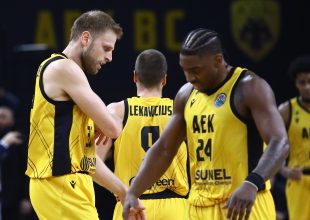 Προσκύνησαν τη ΒΑΣΙΛΙΣΣΑ στο παλάτι της!