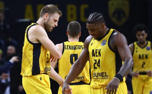 Προσκύνησαν τη ΒΑΣΙΛΙΣΣΑ στο παλάτι της!