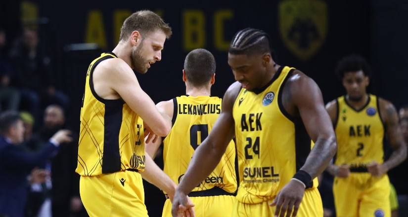 Προσκύνησαν τη ΒΑΣΙΛΙΣΣΑ στο παλάτι της!