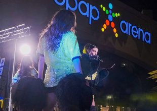 Εμμανουέλα Λάμπη : Ποια είναι η εκρηκτική ερμηνεύτρια που ξεσήκωσε  με το live της τους οπαδούς της ΑΕΚ στην OPAP Arena! ([PICS + VID)