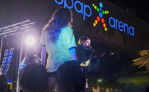 Εμμανουέλα Λάμπη : Ποια είναι η εκρηκτική ερμηνεύτρια που ξεσήκωσε  με το live της τους οπαδούς της ΑΕΚ στην OPAP Arena! ([PICS + VID)