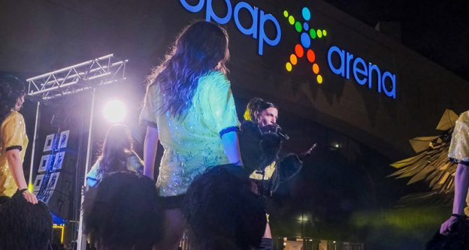 Εμμανουέλα Λάμπη : Ποια είναι η εκρηκτική ερμηνεύτρια που ξεσήκωσε  με το live της τους οπαδούς της ΑΕΚ στην OPAP Arena! ([PICS + VID)