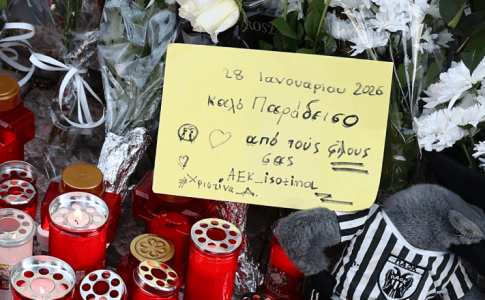 Φίλαθλος της ΑΕΚ άφησε σημείωμα στην Τούμπα: «Καλό παράδεισο απ’ τους φίλους σας»