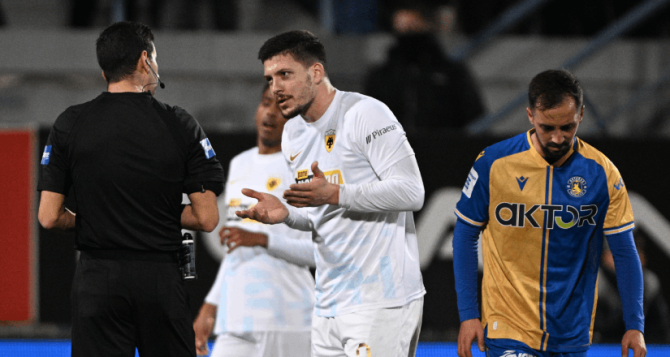 Απίστευτο: Ο Ευαγγέλου κιτρίνισε τον Γιόβιτς σε ανύπαρκτο φάουλ Απίστευτο: Ο Ευαγγέλου κιτρίνισε τον Γιόβιτς σε ανύπαρκτο φάουλ