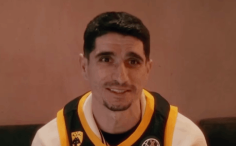 Μάνταλος και Μουκουντί φόρεσαν την φανέλα της Βασίλισσας (VID)