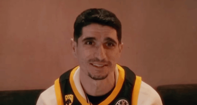 Μάνταλος και Μουκουντί φόρεσαν την φανέλα της Βασίλισσας (VID)