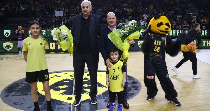 Οι μικροί φίλοι της Βασίλισσας βράβευσαν Σάκoτα και Νίκολιτς στη Sunel Arena (VID)