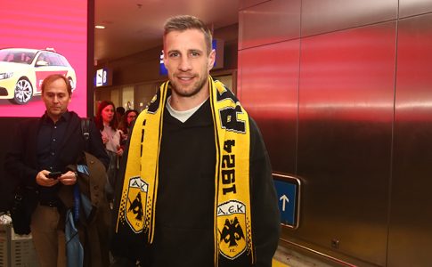 Με το κασκόλ της ΑΕΚ ο Βάργκα στο Ελ. Βενιζέλος (PICS)