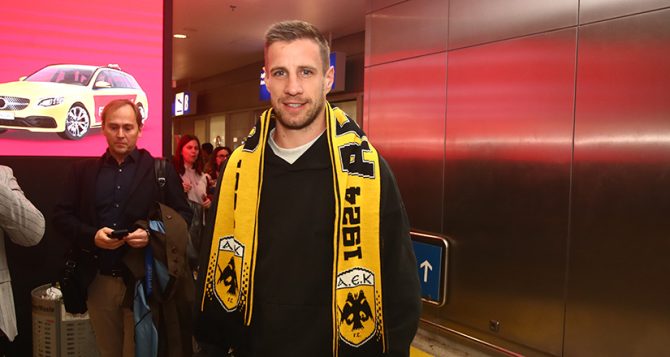 Με το κασκόλ της ΑΕΚ ο Βάργκα στο Ελ. Βενιζέλος (PICS)