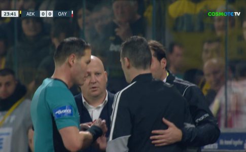 ΑΕΚ-Ολυμπιακός: Η αποβολή του Ηλία Κυριακίδη από τον πάγκο της ΑΕΚ (vid)