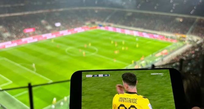 Τρέλα από ΑΕΚτζή στο Σαν Σίρο: Έβλεπε ΑΕΚ την ώρα του Μίλαν – Πάρμα (VID) Τρέλα από ΑΕΚτζή στο Σαν Σίρο: Έβλεπε ΑΕΚ την ώρα του Μίλαν – Πάρμα (VID)